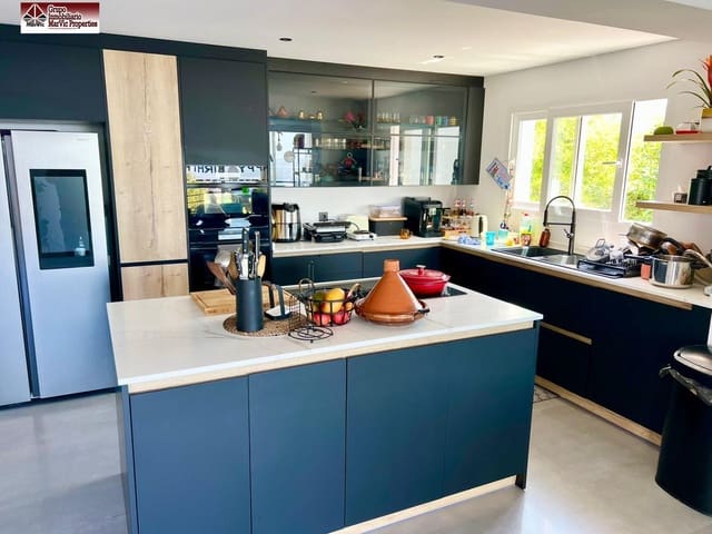 4 bedroom Villa for sale in Altea with pool garage - € 1,200,000 (Ref: 8537458)