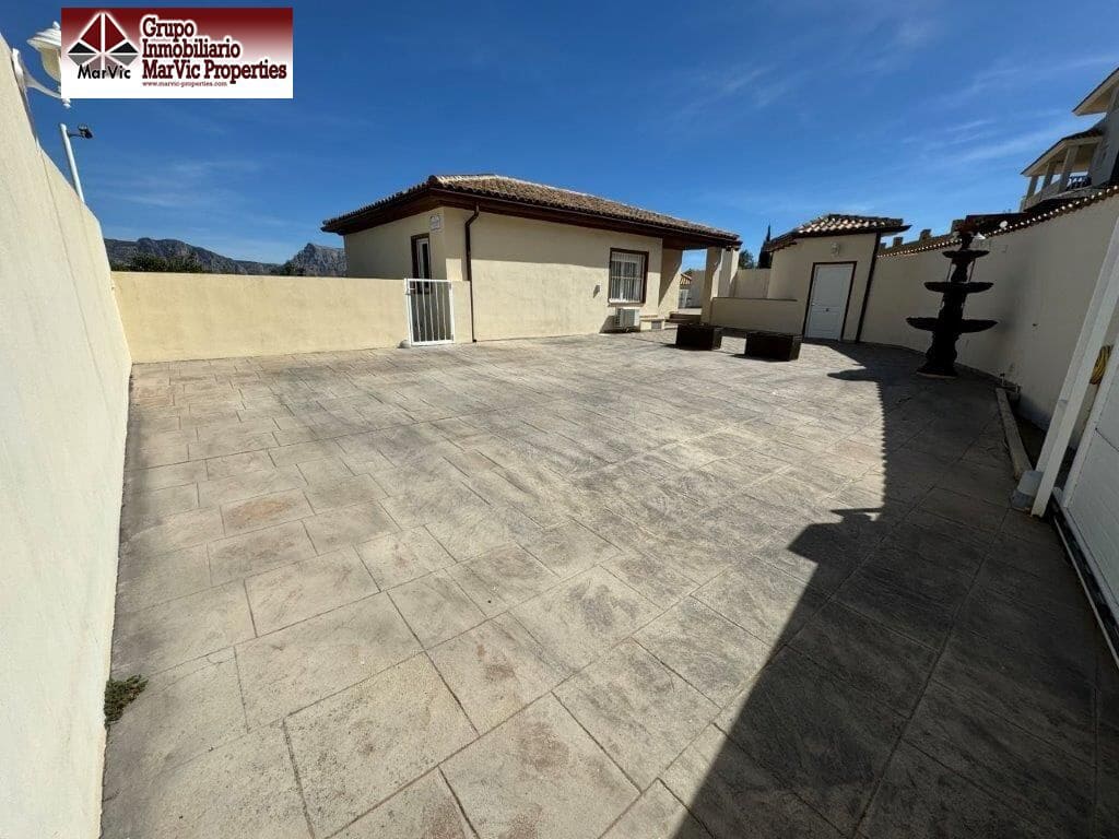 4 bedroom Villa for sale in Callosa d'En Sarria with pool - € 675,000 (Ref: 8537476)