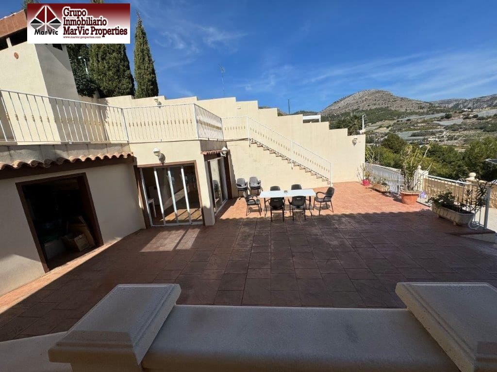 4 soveværelse Villa til salg i Callosa d'En Sarria med swimmingpool - € 418.000 (Ref: 8537477)