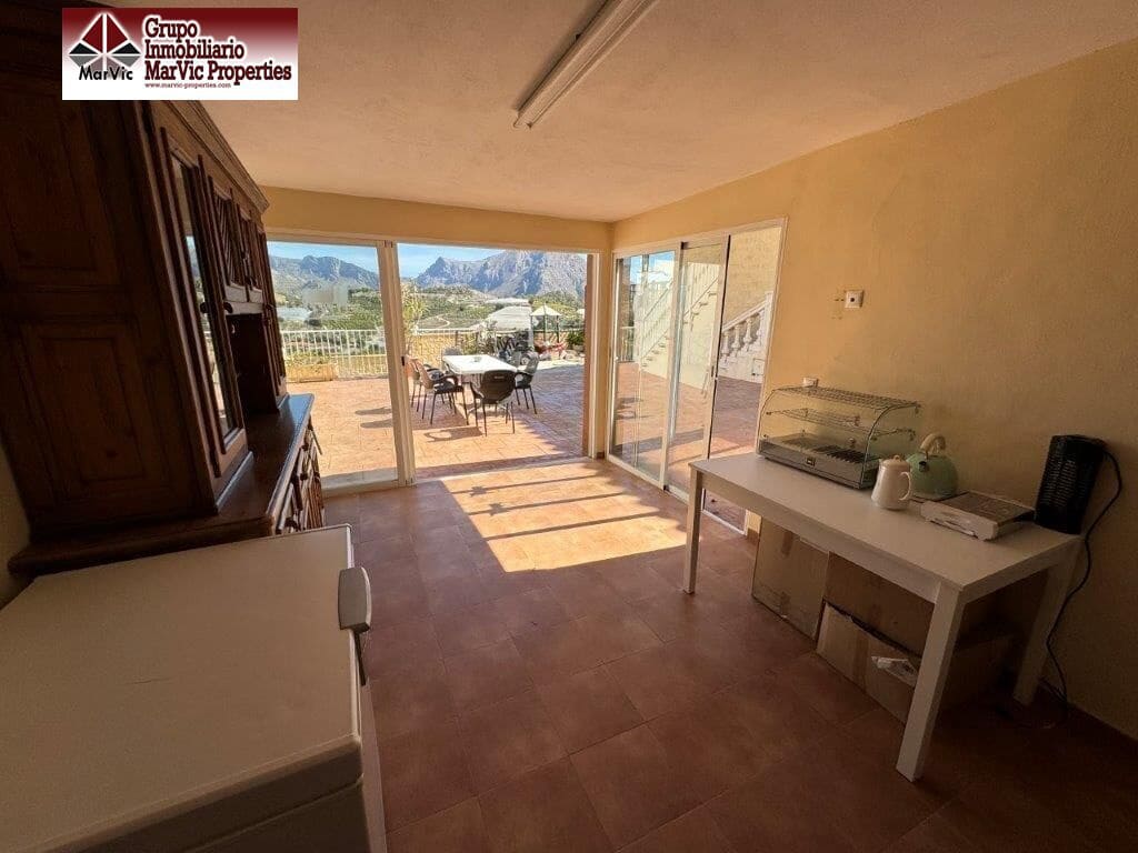 4 soveværelse Villa til salg i Callosa d'En Sarria med swimmingpool - € 418.000 (Ref: 8537477)