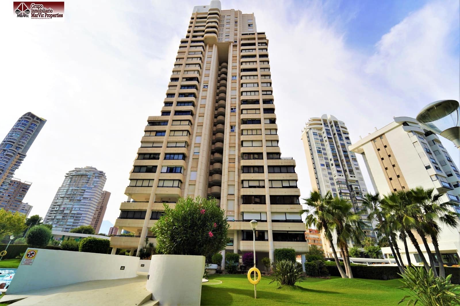 2 bedroom Flat for sale in Benidorm with pool - € 395,000 (Ref: 8537507)