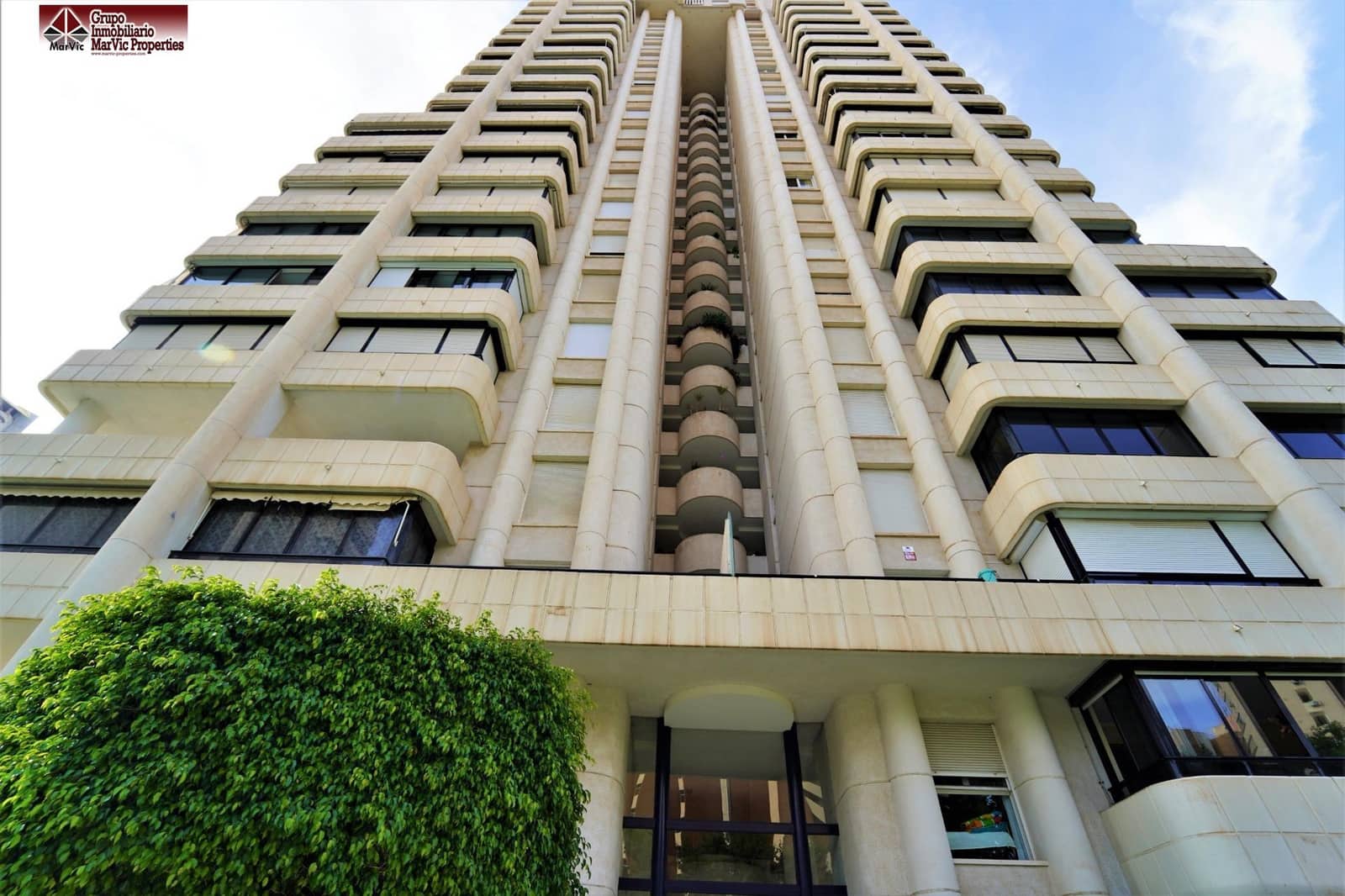 2 bedroom Flat for sale in Benidorm with pool - € 395,000 (Ref: 8537507)