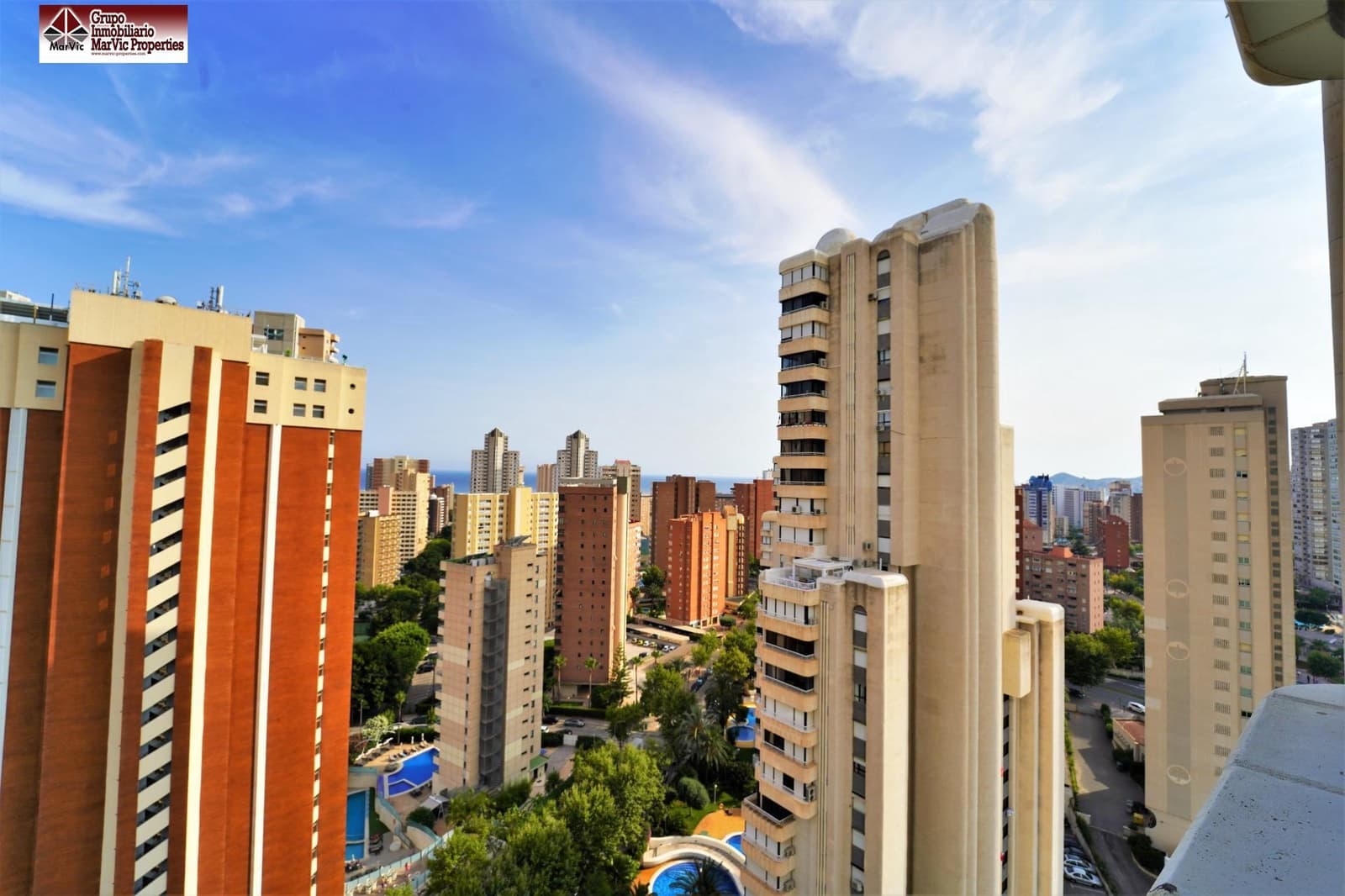 2 bedroom Flat for sale in Benidorm with pool - € 395,000 (Ref: 8537507)
