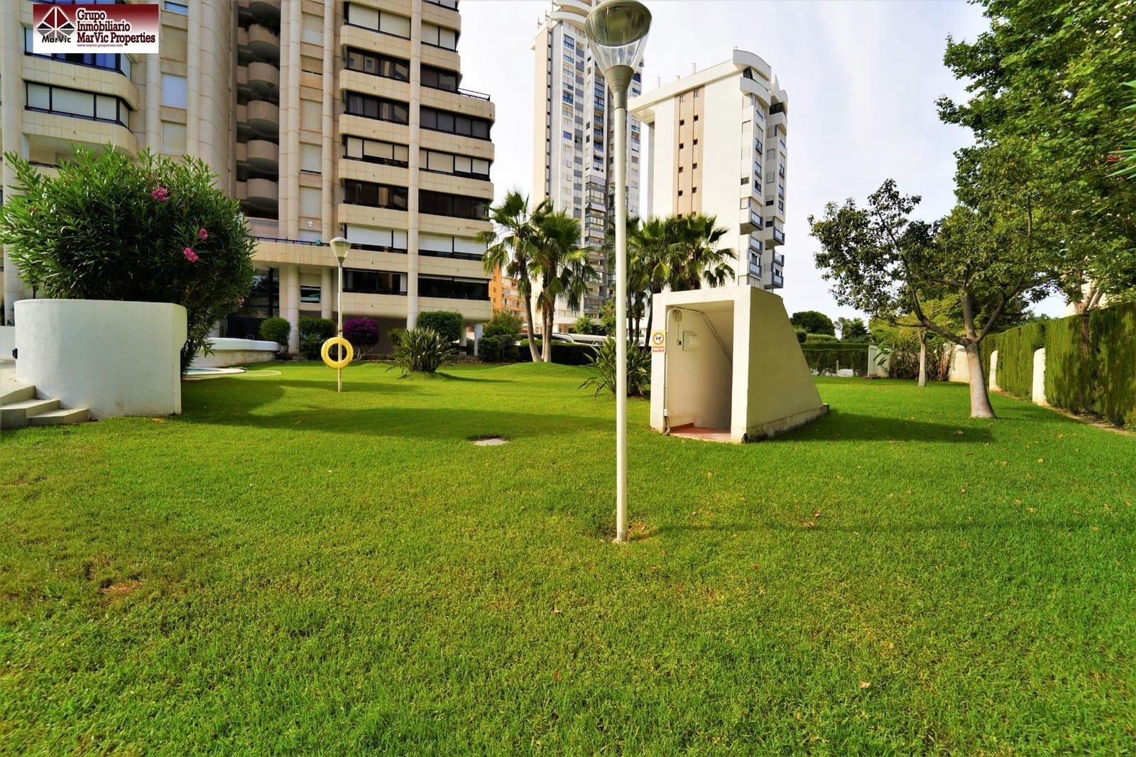 2 bedroom Flat for sale in Benidorm with pool - € 395,000 (Ref: 8537507)