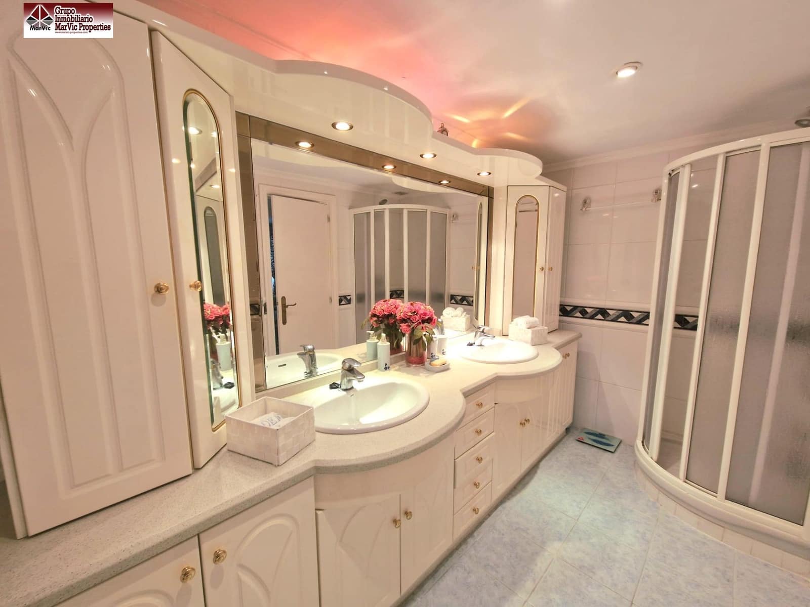 4 bedroom Flat for sale in Benidorm with pool - € 650,000 (Ref: 8537518)