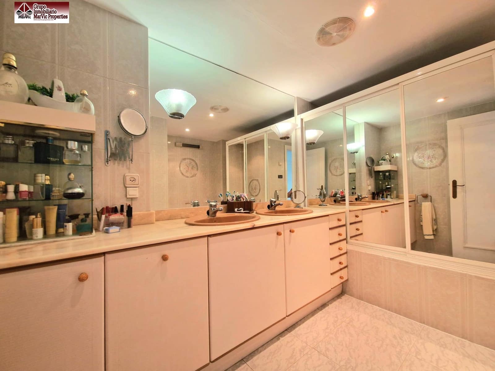 4 bedroom Flat for sale in Benidorm with pool - € 650,000 (Ref: 8537518)