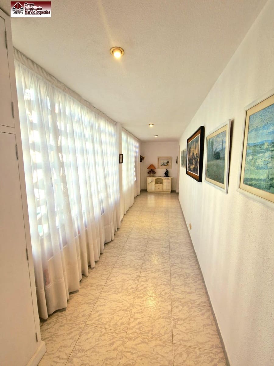 4 bedroom Flat for sale in Benidorm with pool - € 650,000 (Ref: 8537518)