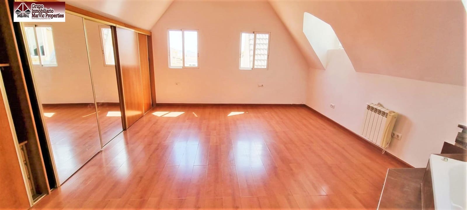 4 quarto Bungalow para venda em La Nucia com piscina - 315 000 € (Ref: 8537527)