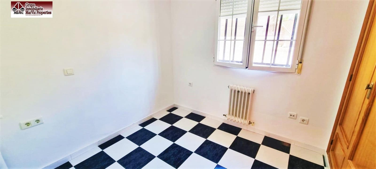 4 quarto Bungalow para venda em La Nucia com piscina - 315 000 € (Ref: 8537527)