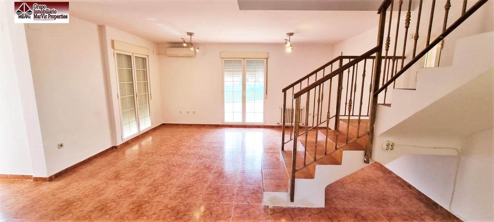 4 quarto Bungalow para venda em La Nucia com piscina - 315 000 € (Ref: 8537527)