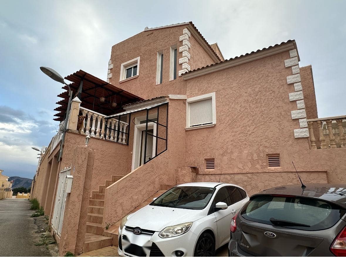 Chalet de 4 habitaciones en La Nucia en venta con garaje - 360.000 € (Ref: 8698306)