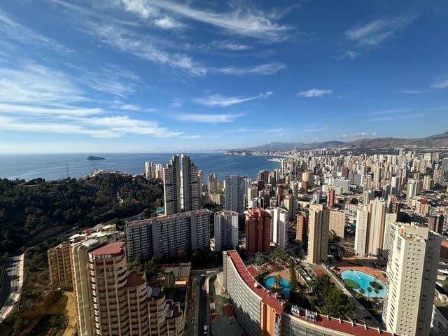 Apartamento de 2 habitaciones en Benidorm en venta con piscina garaje - 330.000 € (Ref: 8789519)