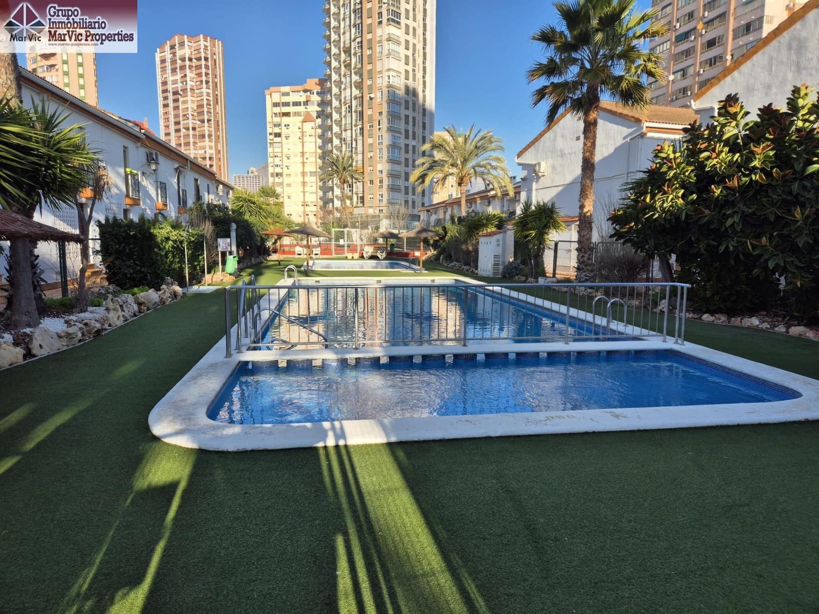 2 soveværelse Rækkehus til salg i Benidorm med swimmingpool garage - € 259.000 (Ref: 8827808)