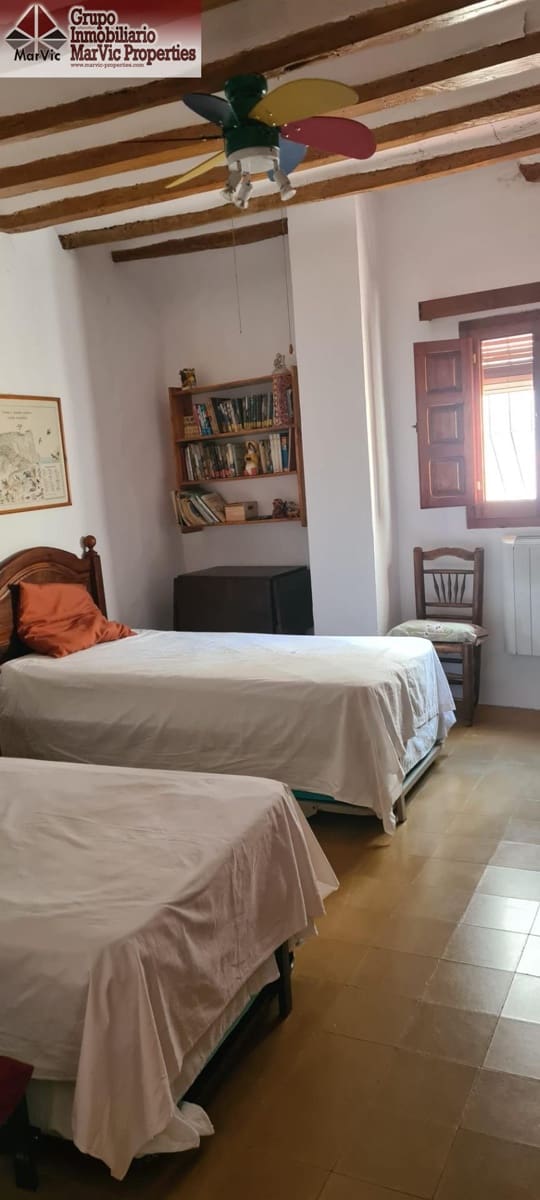 8 bedroom Villa for sale in Sella - € 425,000 (Ref: 9326485)