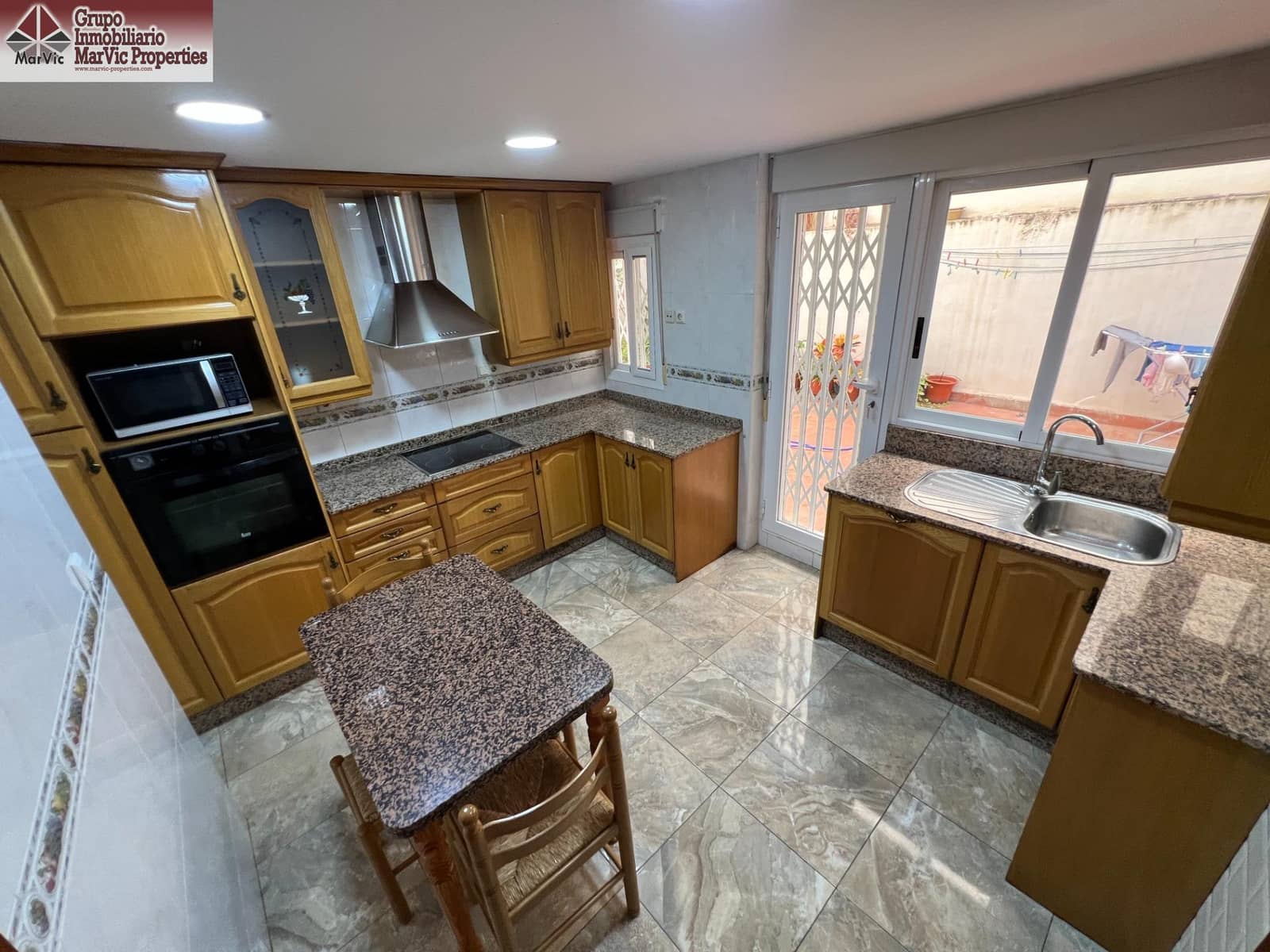 4 bedroom Flat for sale in Benidorm with garage - € 409,000 (Ref: 9508911)