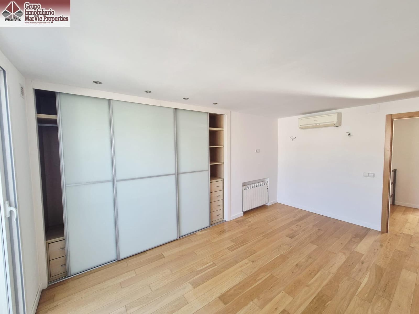 4 soveværelse Semi-Rækkehus til salg i Albir med swimmingpool garage - € 899.000 (Ref: 9541153)