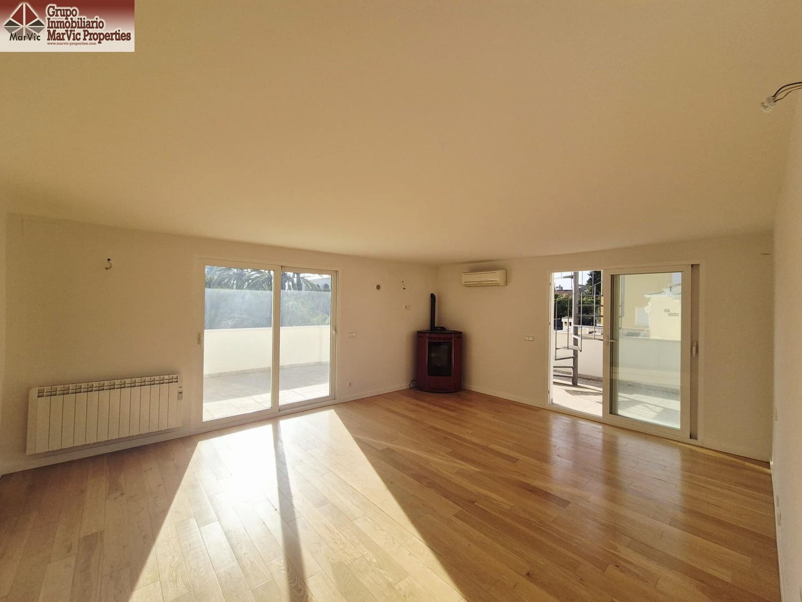 4 soveværelse Semi-Rækkehus til salg i Albir med swimmingpool garage - € 899.000 (Ref: 9541153)