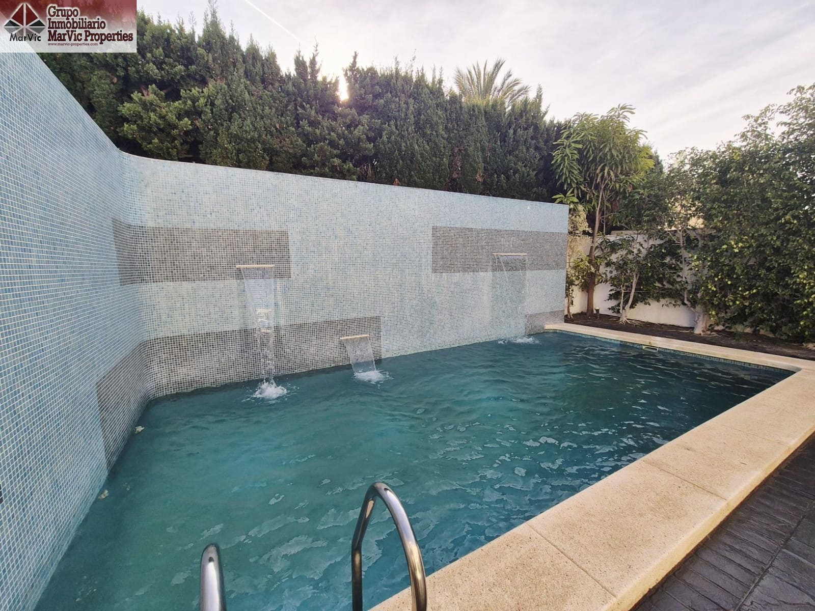 4 soveværelse Semi-Rækkehus til salg i Albir med swimmingpool garage - € 899.000 (Ref: 9541153)