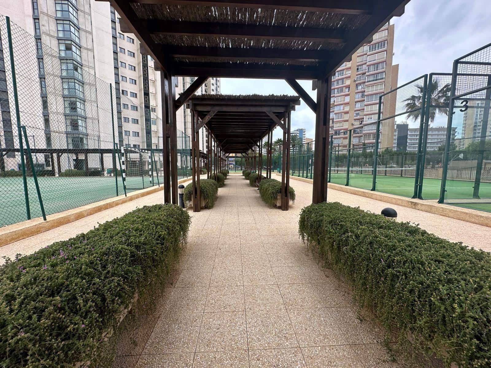 Apartamento de 2 habitaciones en Benidorm en venta con piscina garaje - 365.000 € (Ref: 9574660)