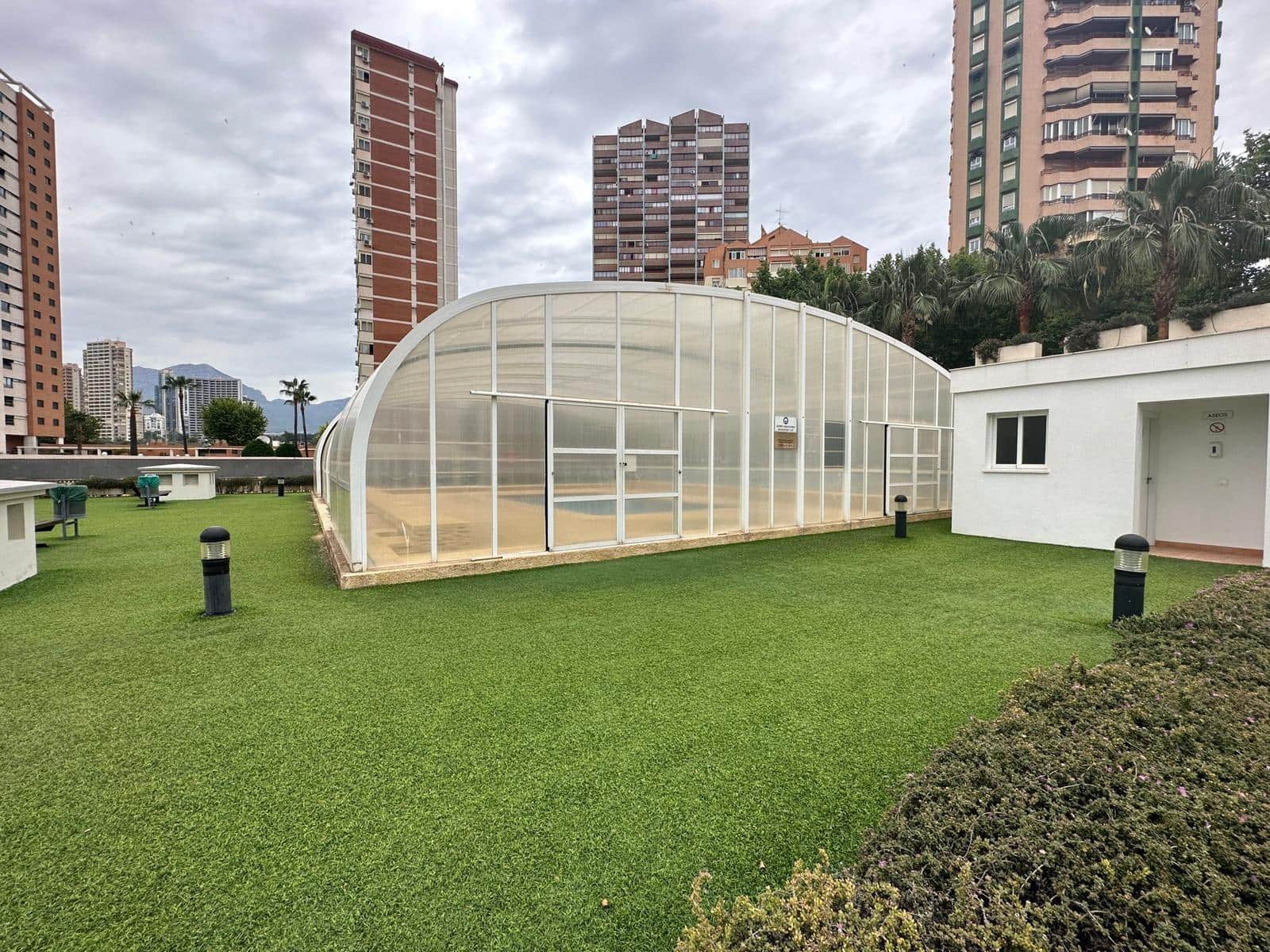 Apartamento de 2 habitaciones en Benidorm en venta con piscina garaje - 365.000 € (Ref: 9574660)