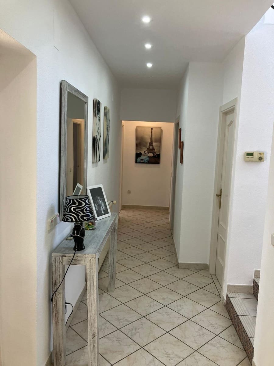 3 makuuhuone Huvila myytävänä paikassa La Nucia mukana uima-altaan 
autotalli - 609 000 € (Ref: 9582981)