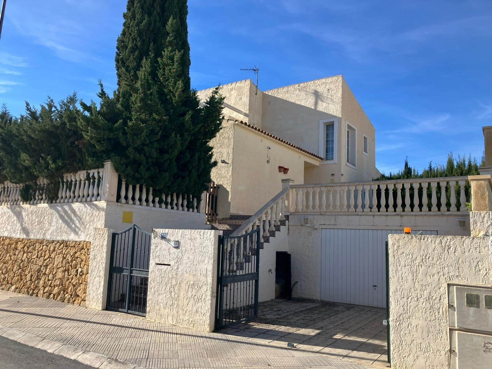 3 makuuhuone Huvila myytävänä paikassa La Nucia mukana uima-altaan 
autotalli - 609 000 € (Ref: 9582981)