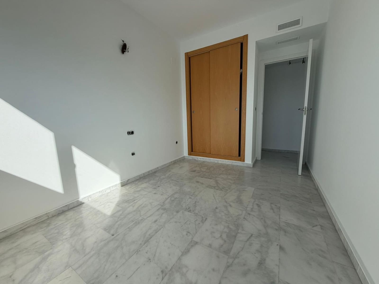 Apartamento de 2 habitaciones en Benidorm en venta con piscina garaje - 395.000 € (Ref: 9627595)