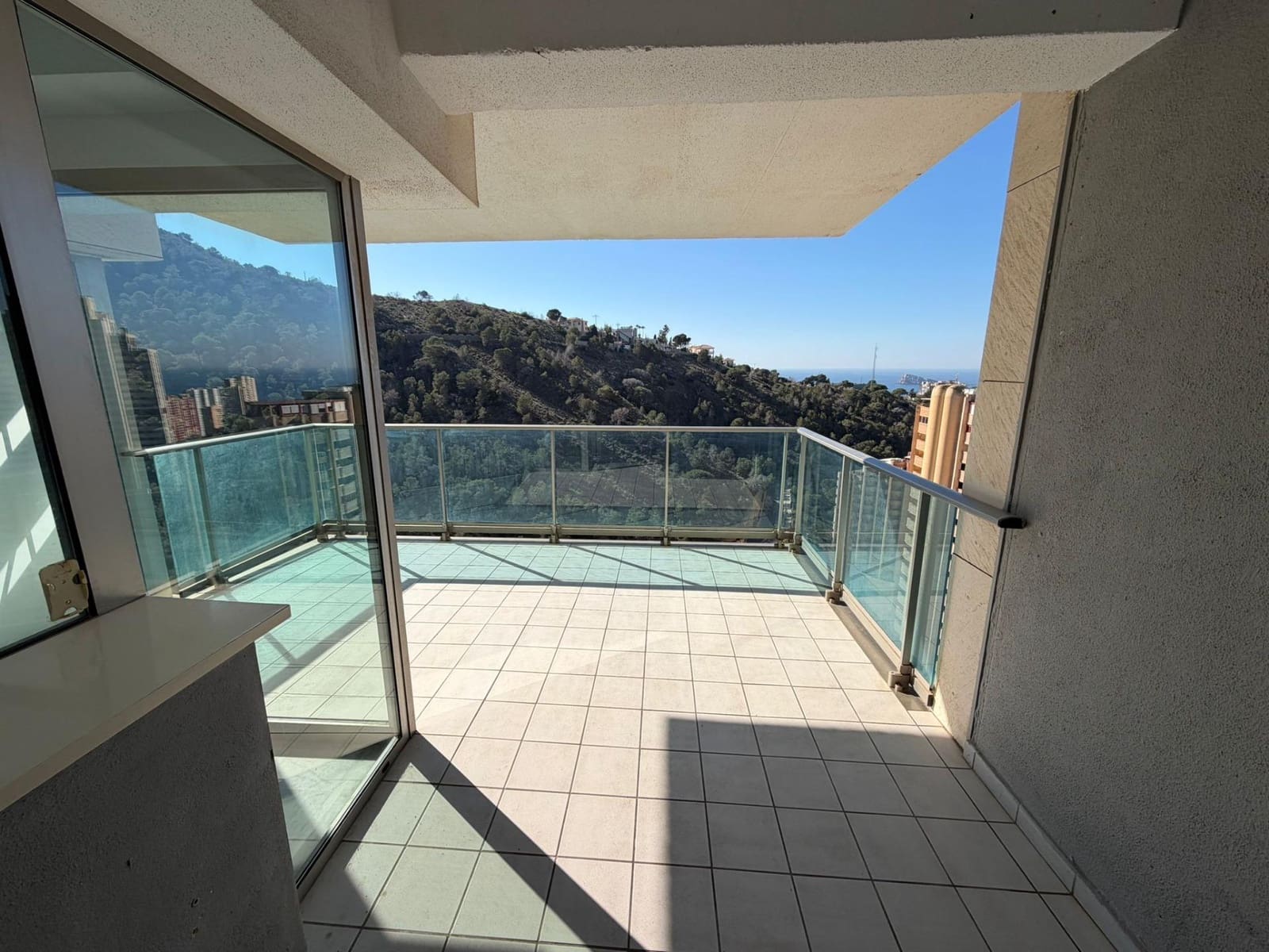 Apartamento de 2 habitaciones en Benidorm en venta con piscina garaje - 395.000 € (Ref: 9627595)
