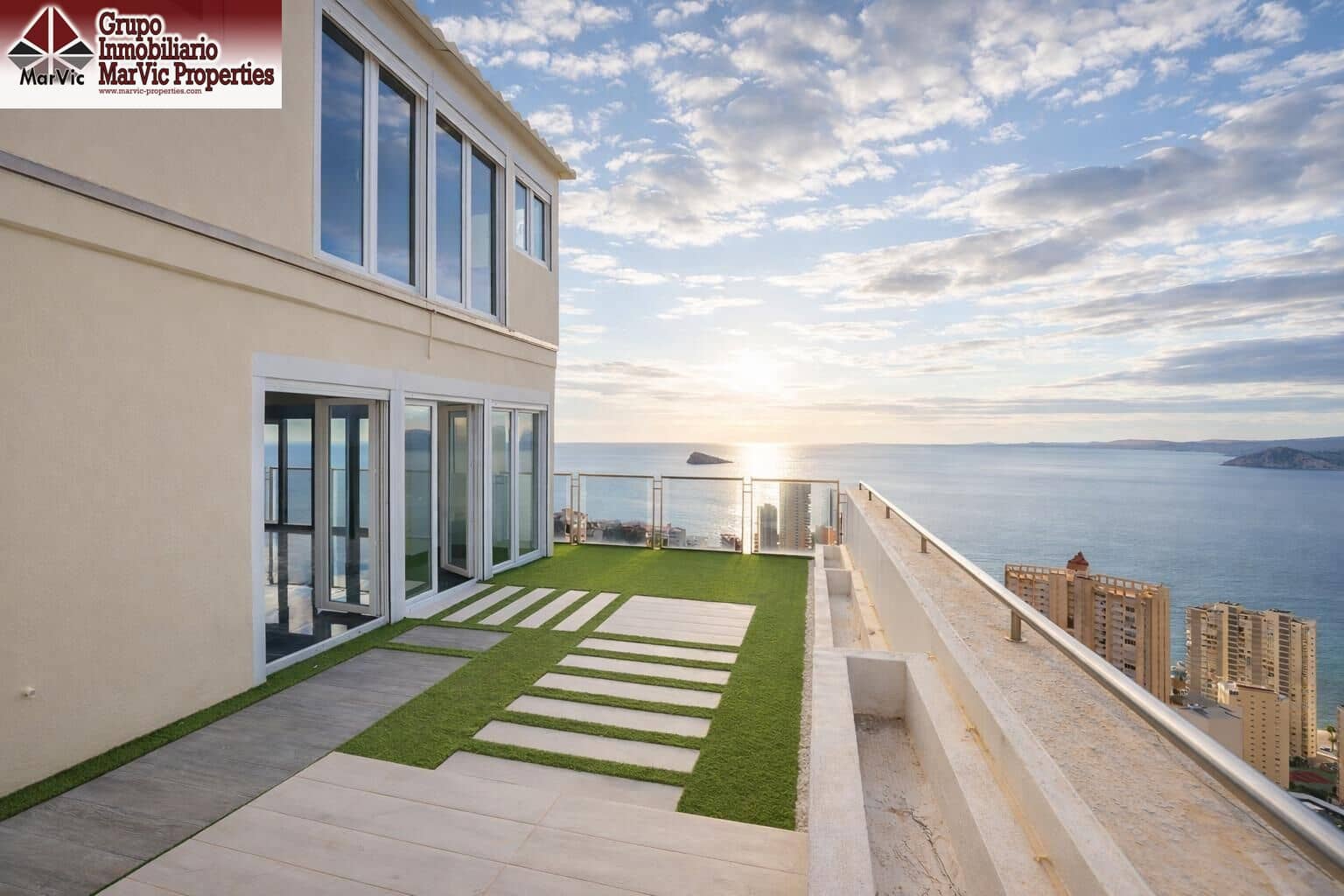 2 Zimmer Penthouse zu verkaufen in Benidorm mit Pool - 890.000 € (Ref: 9634332)