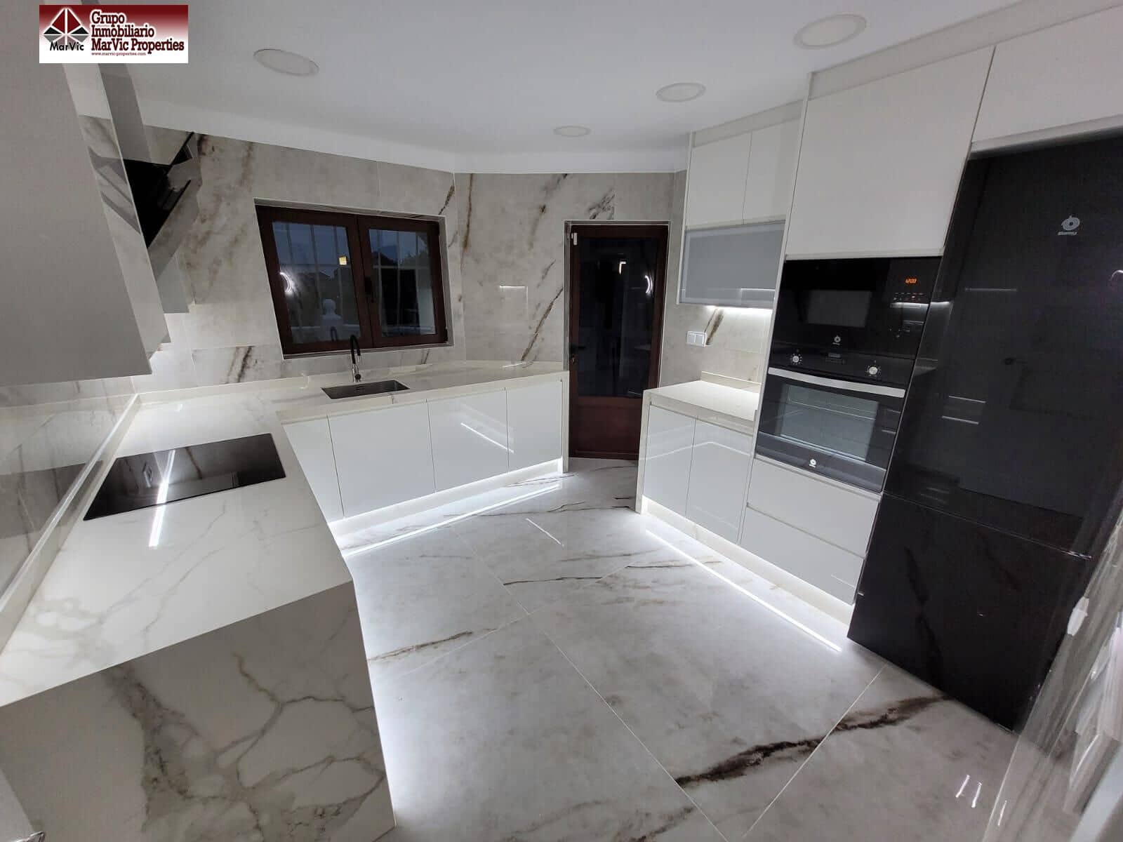 6 quarto Moradia para venda em La Nucia com piscina - 630 000 € (Ref: 9783024)