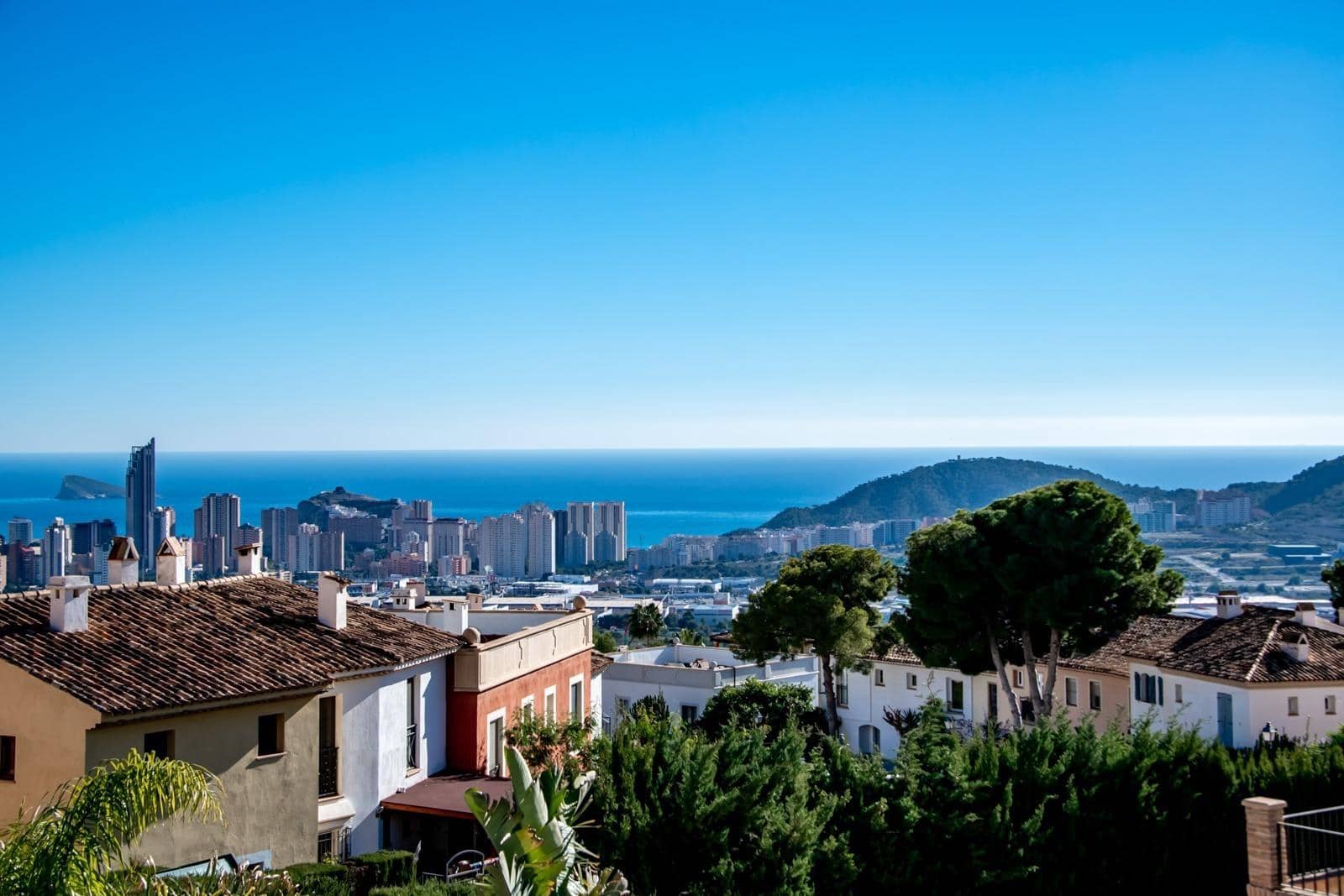 4 bedroom Villa for sale in Finestrat with pool garage - € 950,000 (Ref: 9851796)