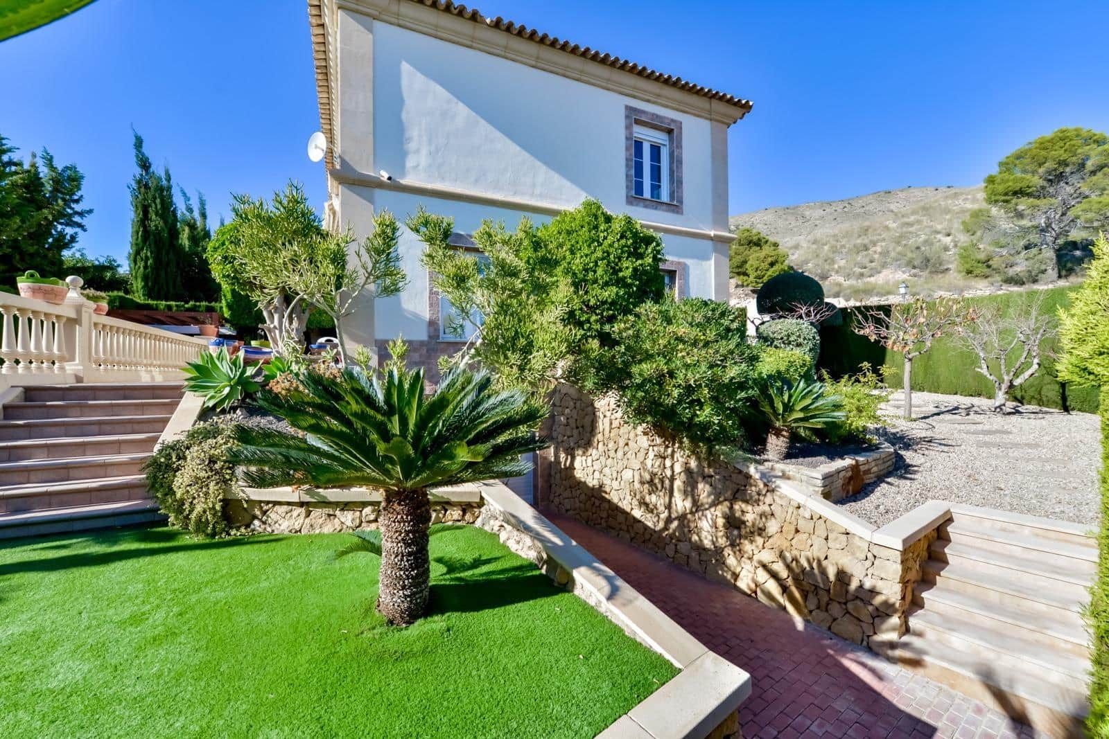 4 bedroom Villa for sale in Finestrat with pool garage - € 950,000 (Ref: 9851796)