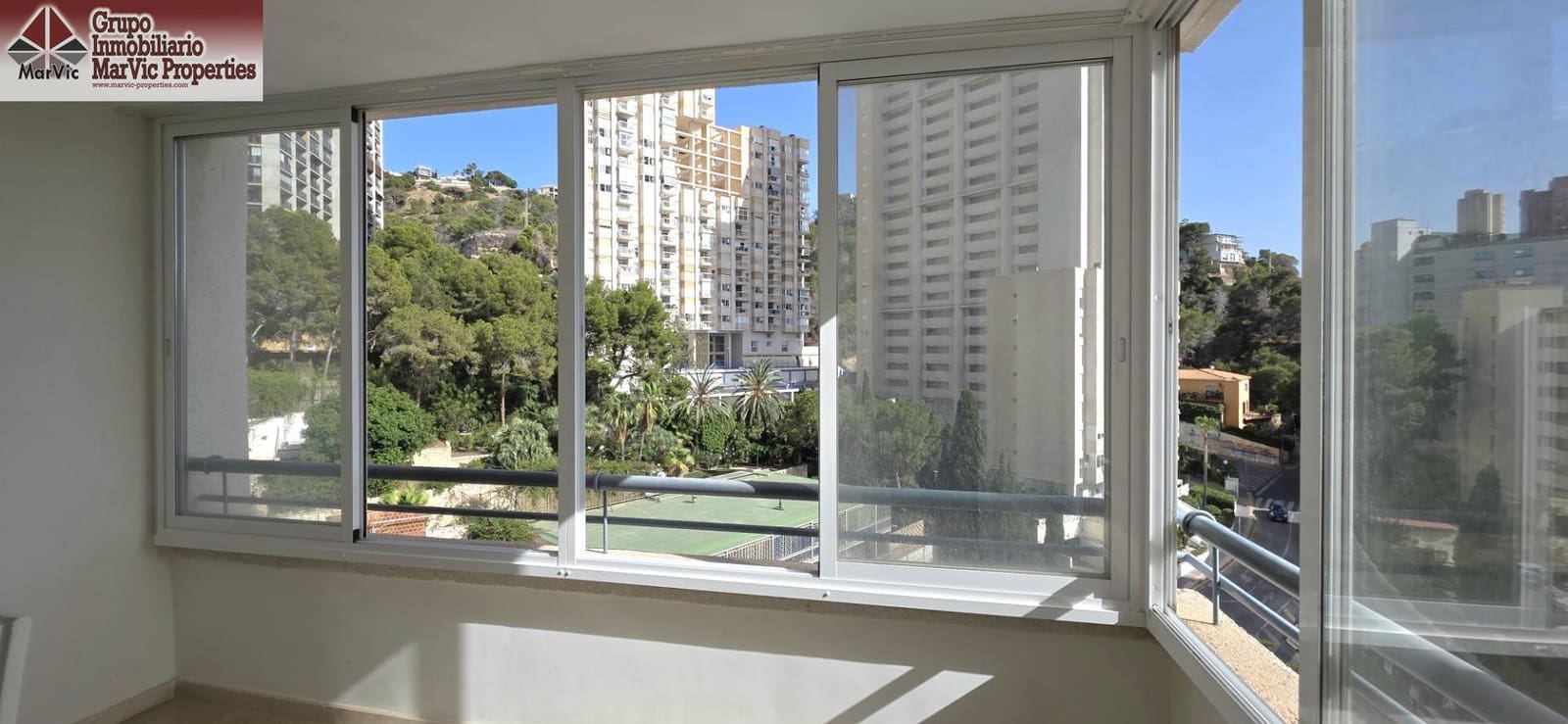 2 Zimmer Wohnung zu vermieten in Benidorm mit Pool Garage - 1.300 € (Ref: 9920455)