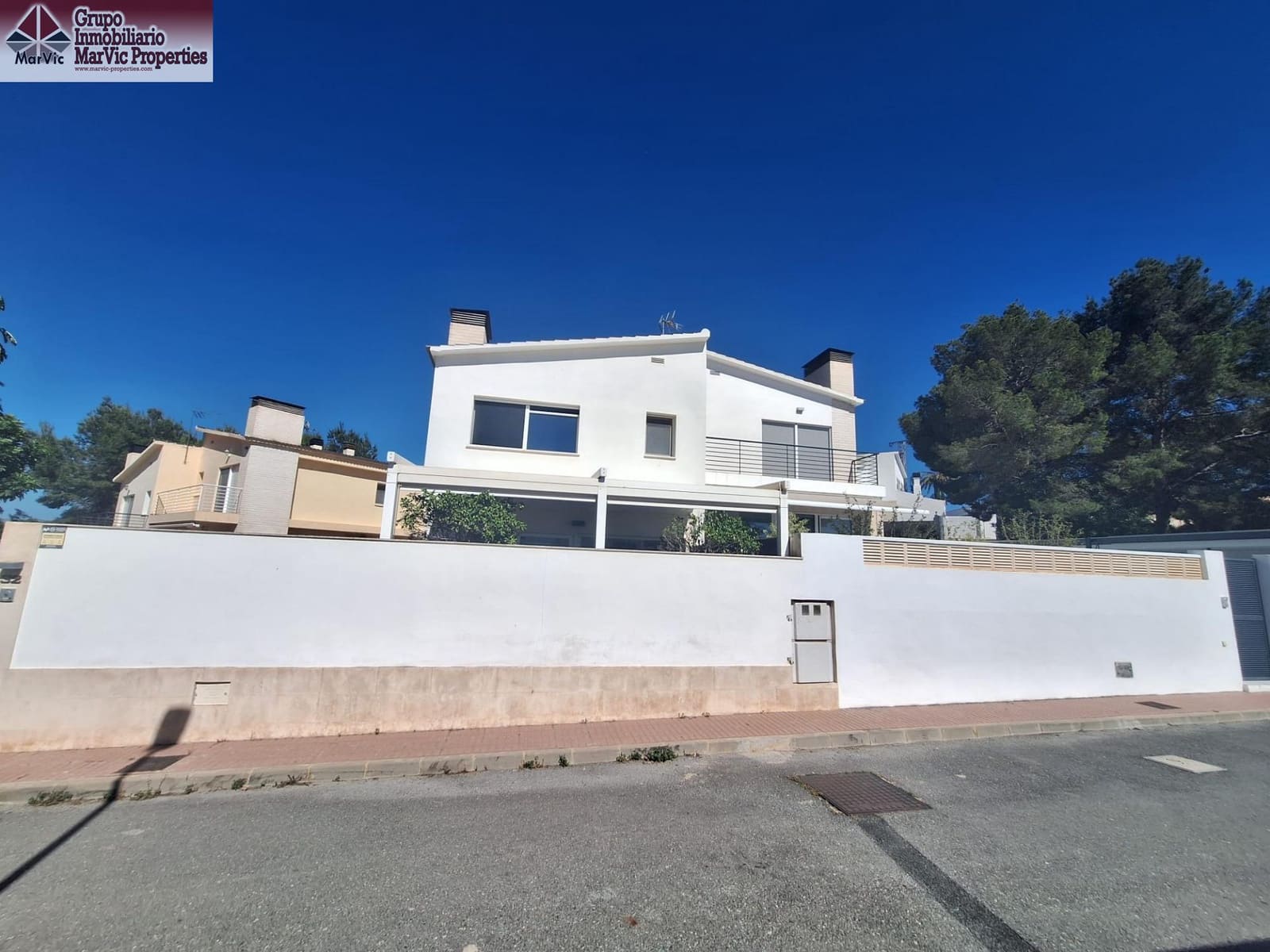 4 sypialnia Willa na sprzedaż w Alfaz del Pi / L'Alfas del Pi z basenem - 577 000 € (Ref: 9938245)