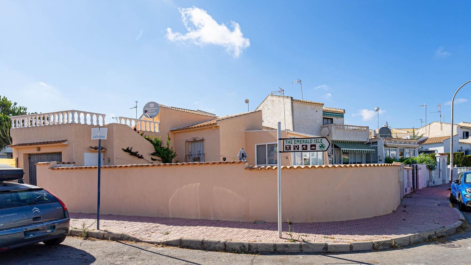 2 bedroom Villa for sale in La Florida with pool garage - € 194,999 (Ref: 10005335)