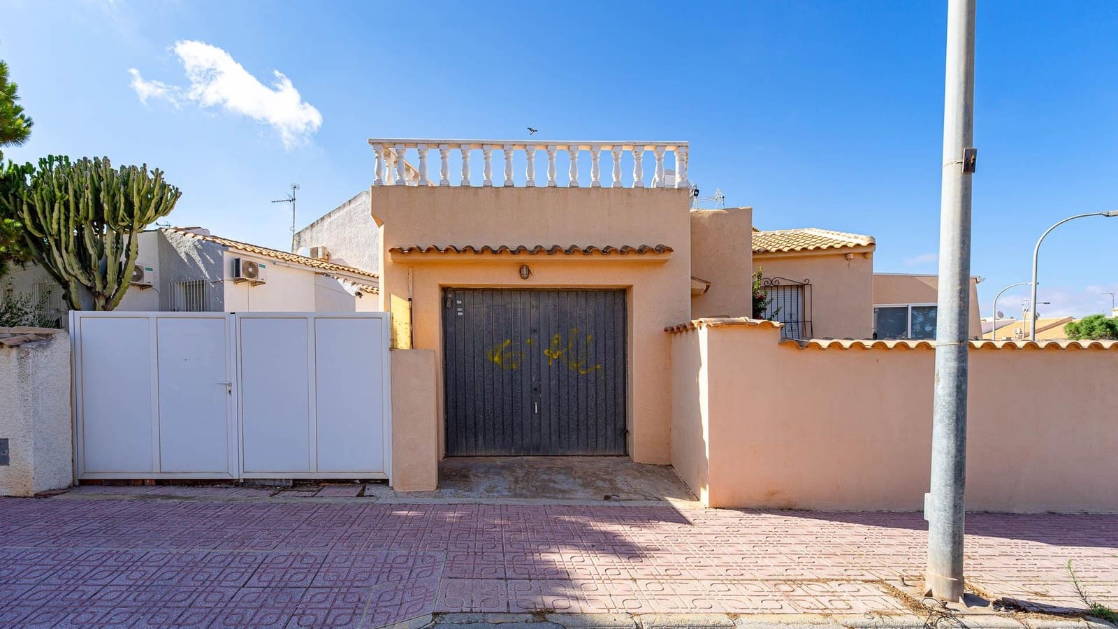 2 bedroom Villa for sale in La Florida with pool garage - € 194,999 (Ref: 10005335)