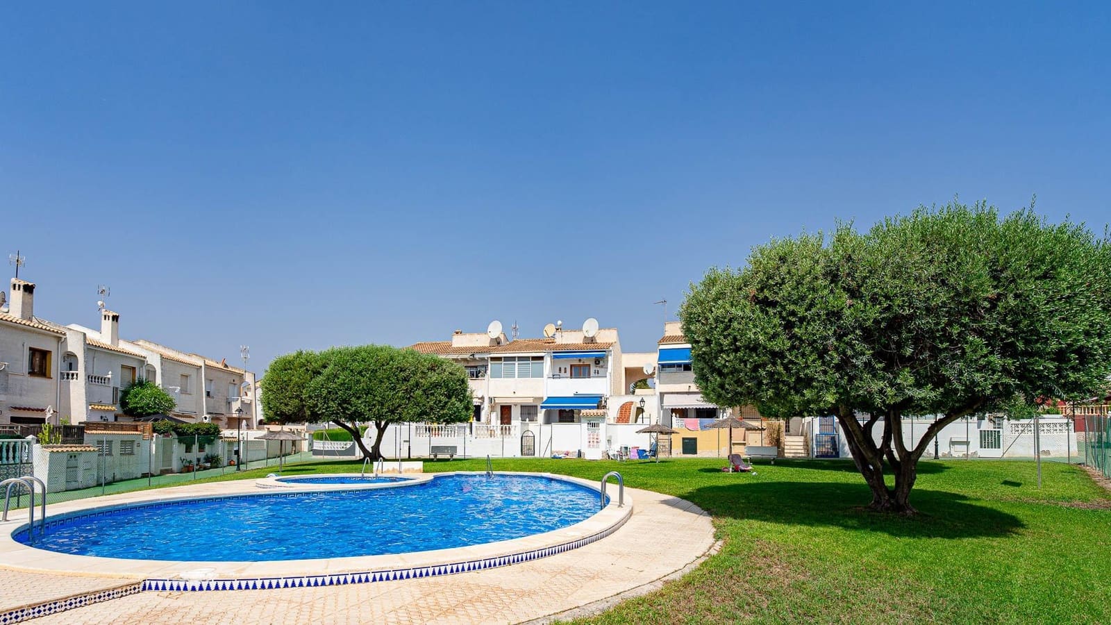 2 bedroom Villa for sale in La Florida with pool garage - € 194,999 (Ref: 10005335)