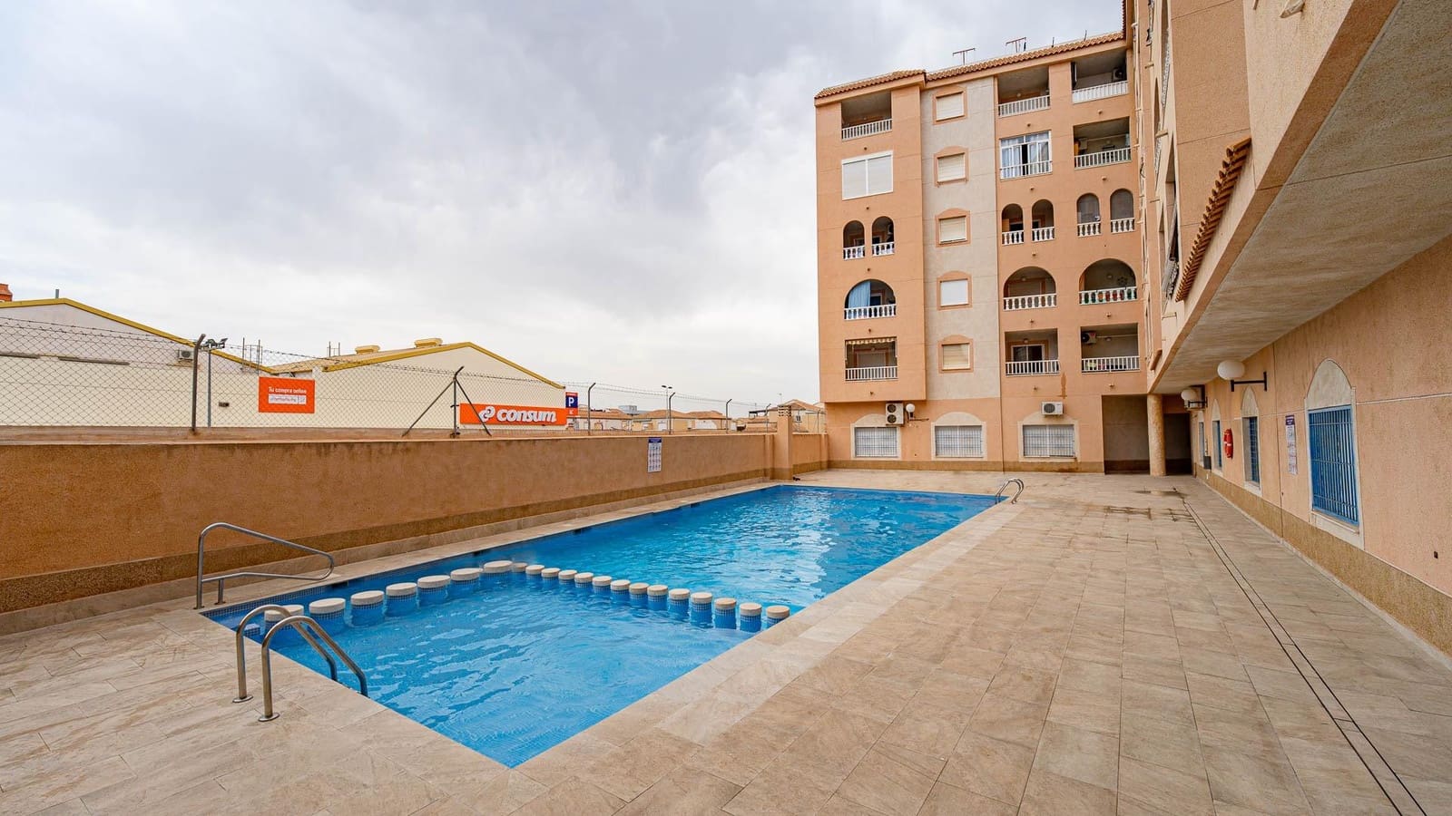 2 quarto Penthouse para venda em Torrevieja com piscina - 129 999 € (Ref: 10030677)