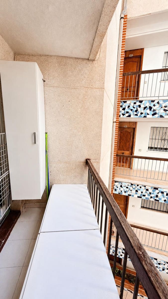 Studio till salu i Torrevieja med pool - 80 000 € (Ref: 10043145)