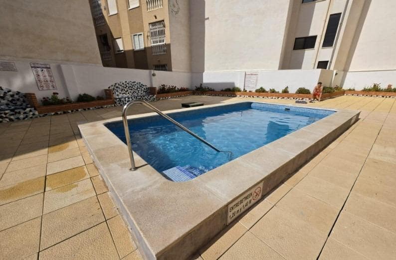 Studio for sale in Torrevieja with pool - € 80,000 (Ref: 10043145)