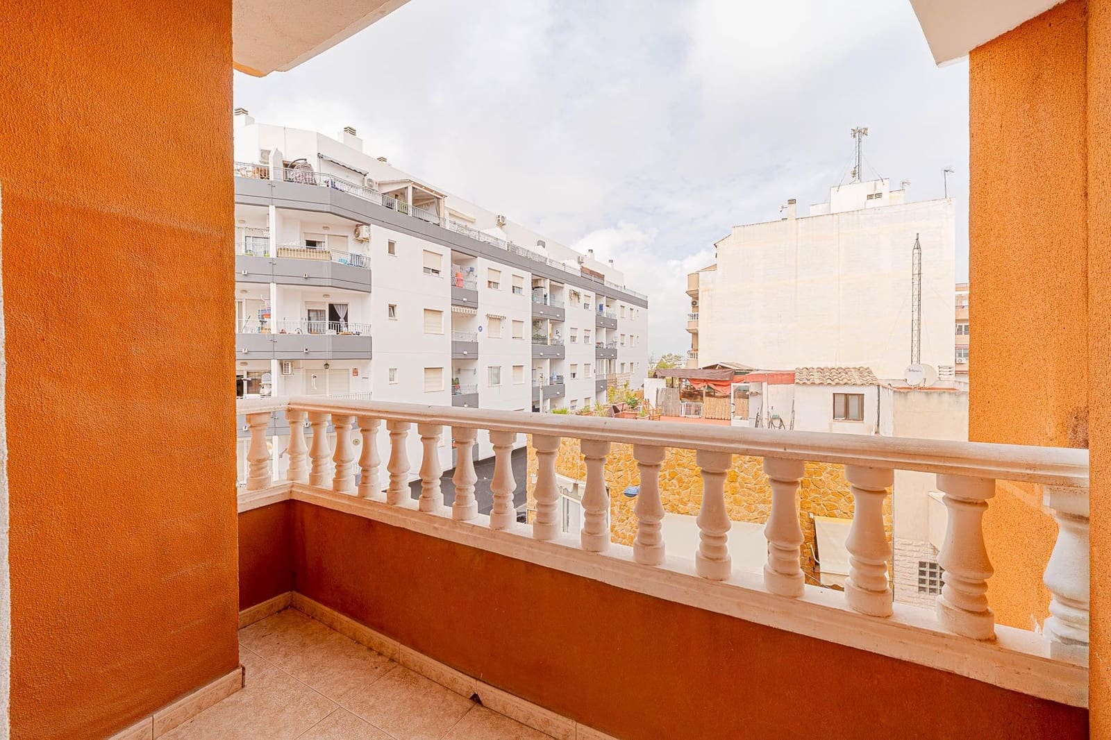 2 soverom Leilighet til salgs i Torrevieja - € 114 999 (Ref: 10129346)