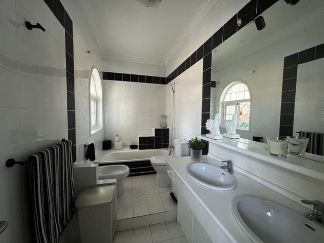 4 chambre Villa/Maison à vendre à El Chaparral - La Siesta - La Torreta, Torrevieja avec piscine garage - 890 000 € (Ref: 7539902)