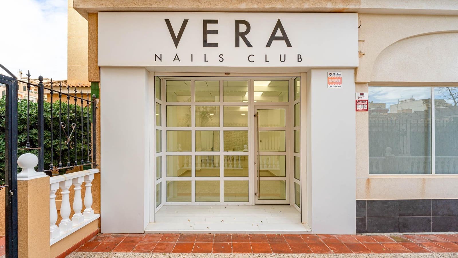 Commercial for sale in Torrevieja - € 134,999 (Ref: 8322938)
