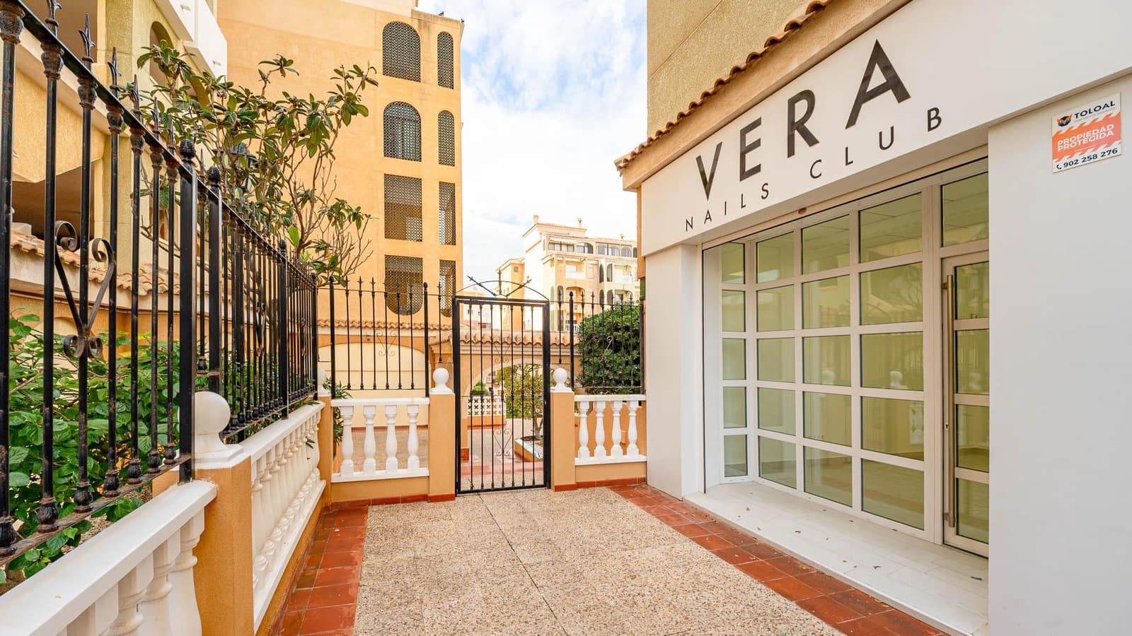 Commercial for sale in Torrevieja - € 134,999 (Ref: 8322938)