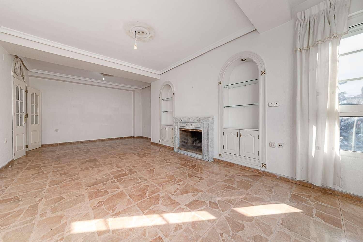 5 bedroom Apartment for sale in Torrevieja - € 264,999 (Ref: 8348250)