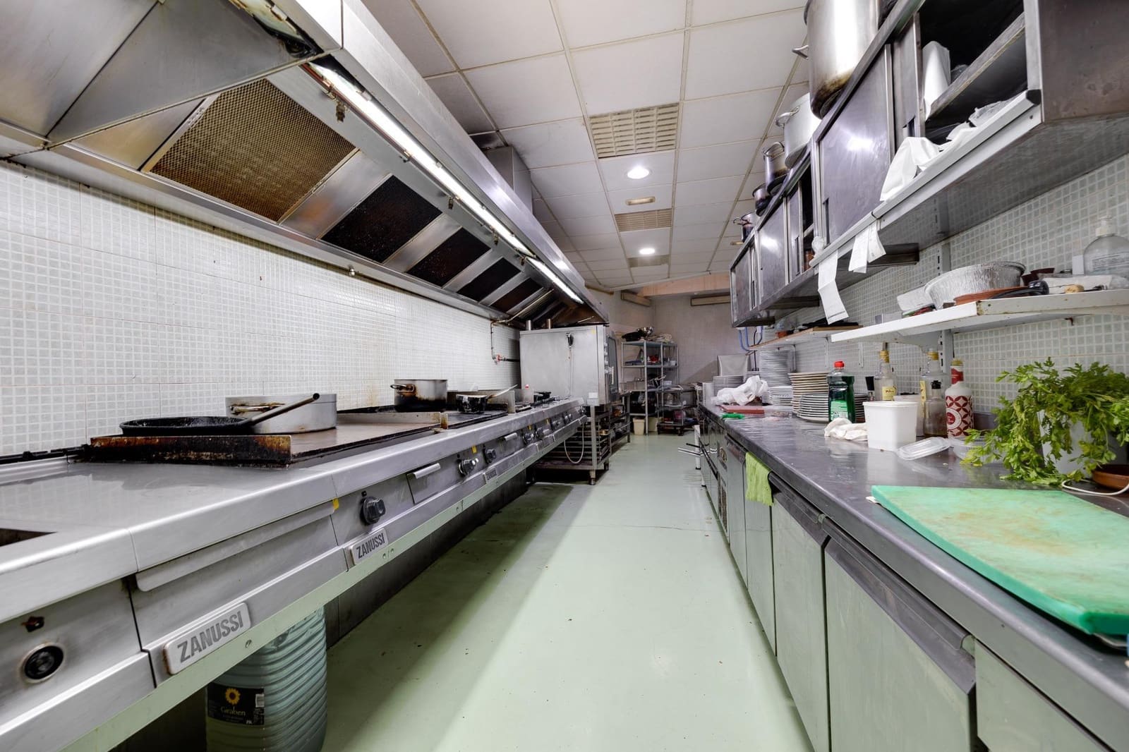 Commercial for sale in Torrevieja - € 799,999 (Ref: 8460342)