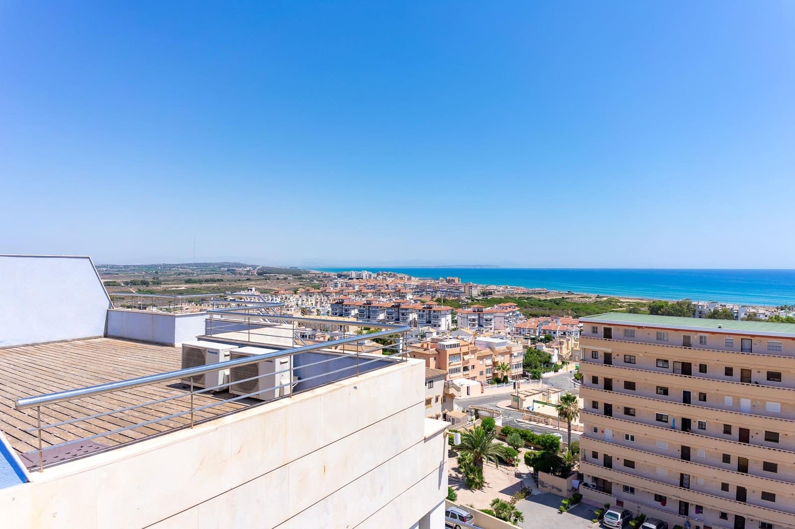 2 soverom Penthouse til salgs i Torrevieja med svømmebasseng - € 299 998 (Ref: 9104758)