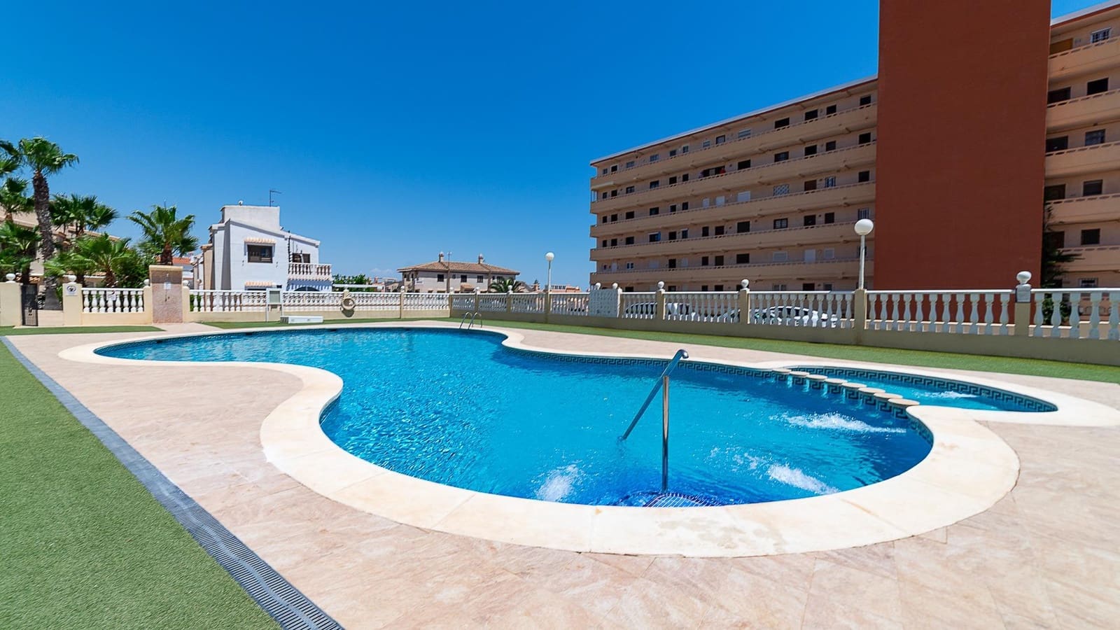 2 soverom Penthouse til salgs i Torrevieja med svømmebasseng - € 299 998 (Ref: 9104758)