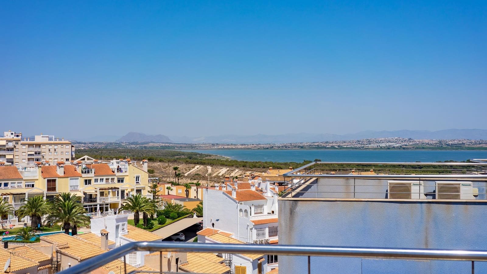 2 soverom Penthouse til salgs i Torrevieja med svømmebasseng - € 299 998 (Ref: 9104758)