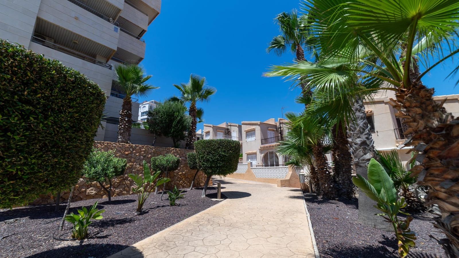 2 soverom Penthouse til salgs i Torrevieja med svømmebasseng - € 299 998 (Ref: 9104758)